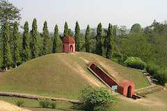 世界遺産モイダム - アホム王朝の墳丘墓埋葬システム