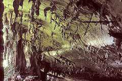 世界遺産ニア国立公園の洞窟群の考古遺産